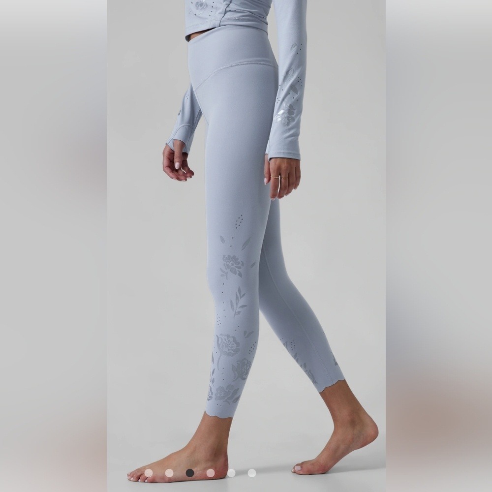 Athleta Womens Elation Eyelet 7/8 Tight Leggings Small Scallop Floral Blue Grey‎